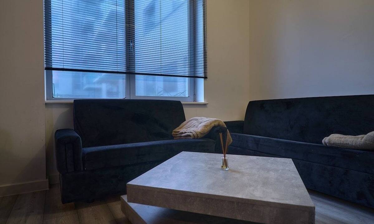Stratford and New Town Apartment | Spacious 3-bed Apartment in Stratford | Free Parking & Terrace