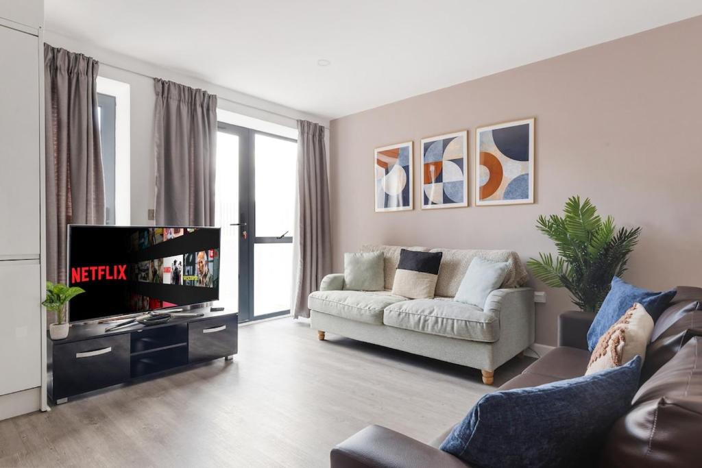 Canning Town Apartment | Spacious 3-Bed Home Near ExCeL London