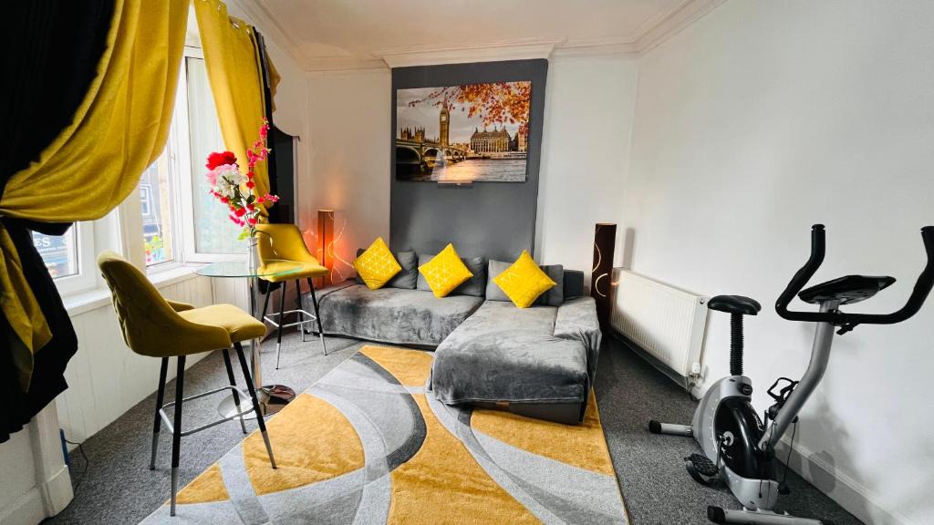 Cowdenbeath Apartment | Spacious 3 Bedroom Entire Apartment Self Check in & Free Parking