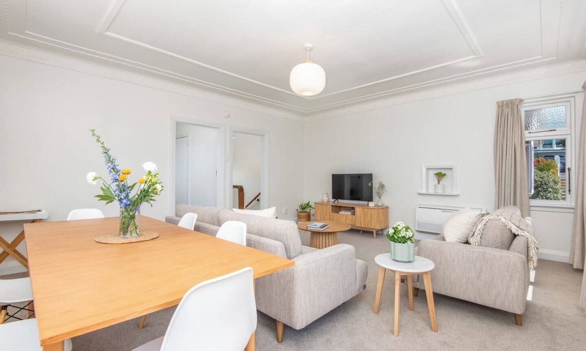 Roslyn House | Spacious 3-Bedroom Home in Roslyn with Views