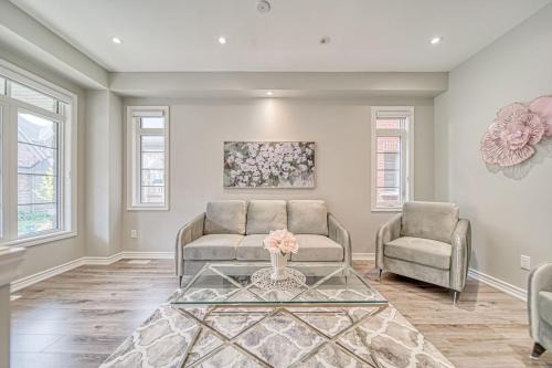 Ajax House | Spacious 3 Bedroom Townhome Near Thermea Spa and Casino Ajax