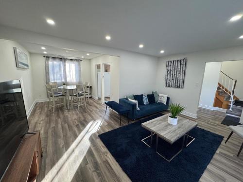 Waterloo House | Spacious 3BR Entire Home in Waterloo, Pvt Fenced Backyard, Office Space, Family & Pets Friendly