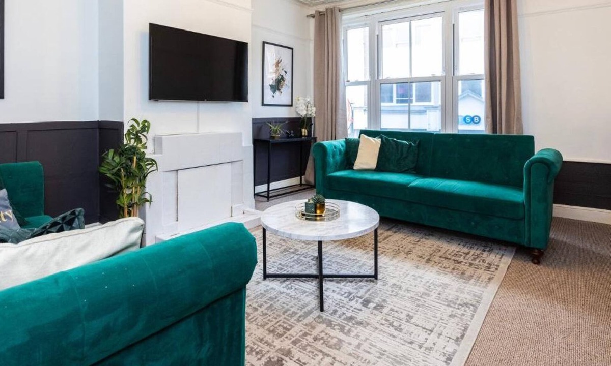 Chelmsford House | Spacious 3BR High Street Home | Group Stay