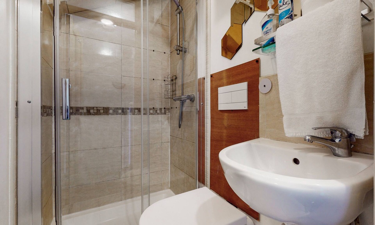Shadwell House | Spacious 4 bedroom home with garden in Shadwell