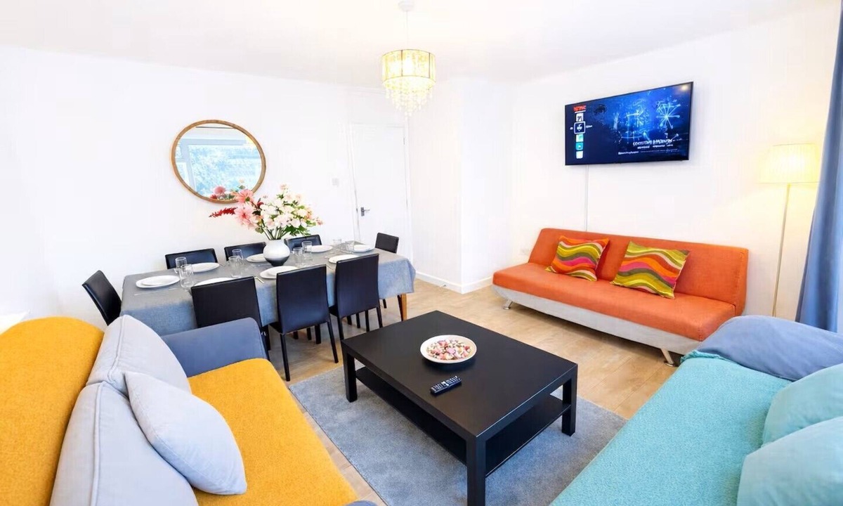 Custom House House | Spacious 4-Bedroom London Home Near ExCeL, London City and O2 |Free Parking