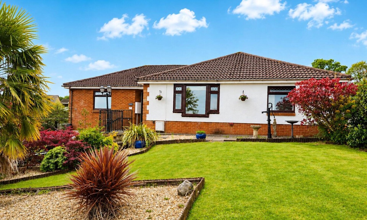 Kidwelly House | Spacious 4BR Family Bungalow Near Pembrey Beach & Carmarthen – Sleeps 8