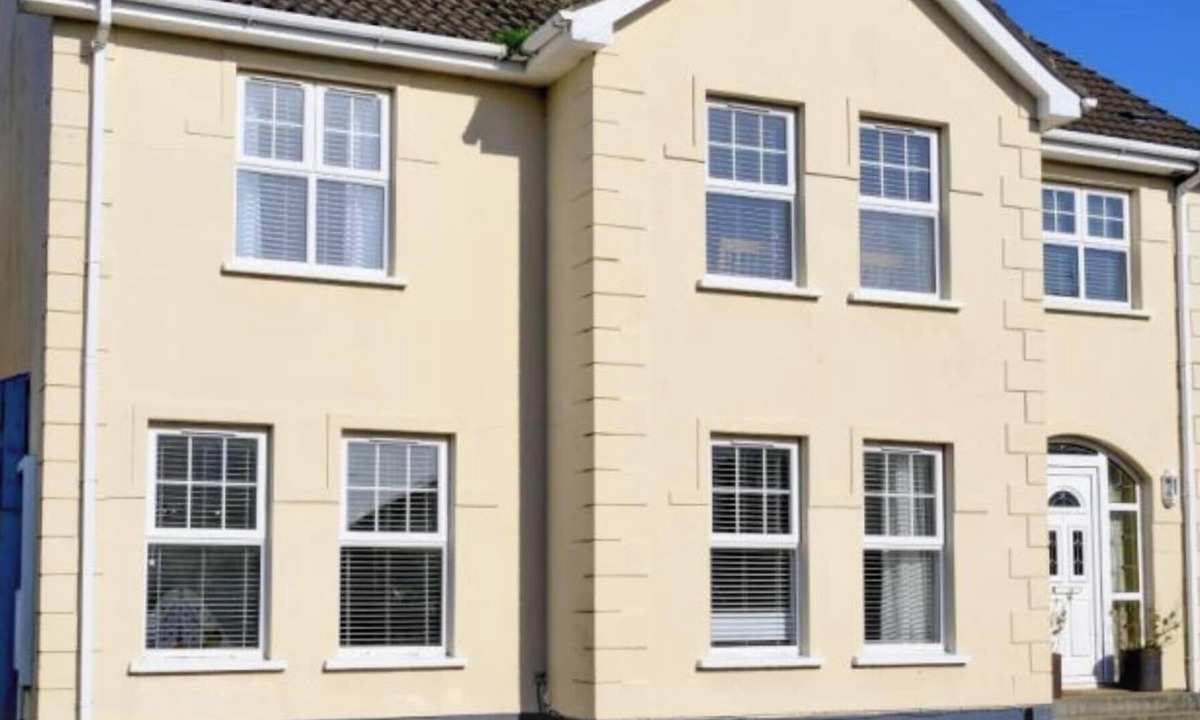 Londonderry House | Spacious 4BR Home near Derry & Foyle Golf Club