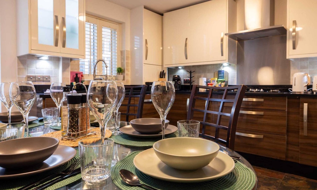 North Woolwich House | Spacious 4BR House w/Parking Excel Canary Wharf London city Airport