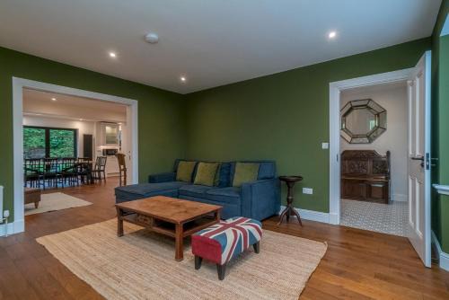 Barnton House | Spacious 5-Bed Home with Garden Parking - Pass the Keys