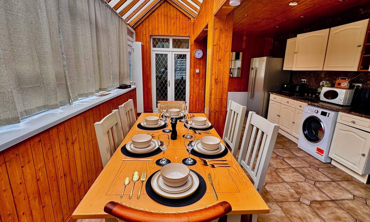 Heeley House | Spacious 5 bedroom 2 bath house Sleeps 10 - close to city center