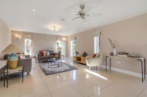 Hethel House | Spacious 5-Bedroom Farmhouse l Near Thetford Forest