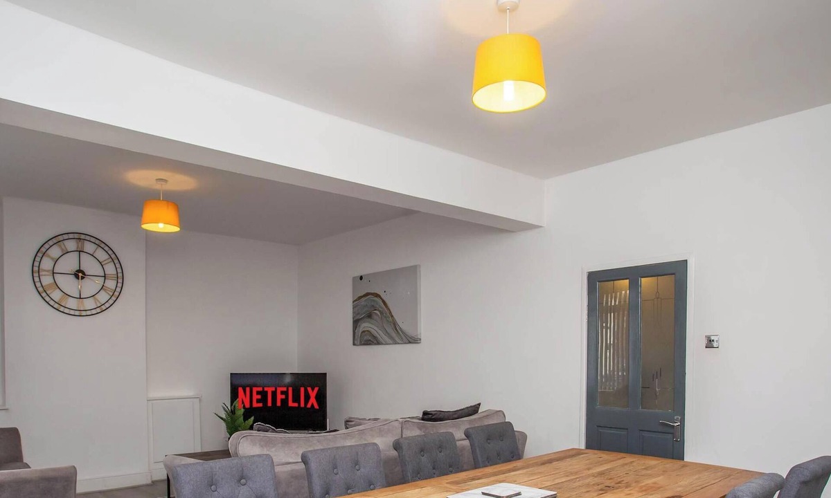 Blyth House | Spacious 5BR Contractors Home - Sleep 11 - Parking