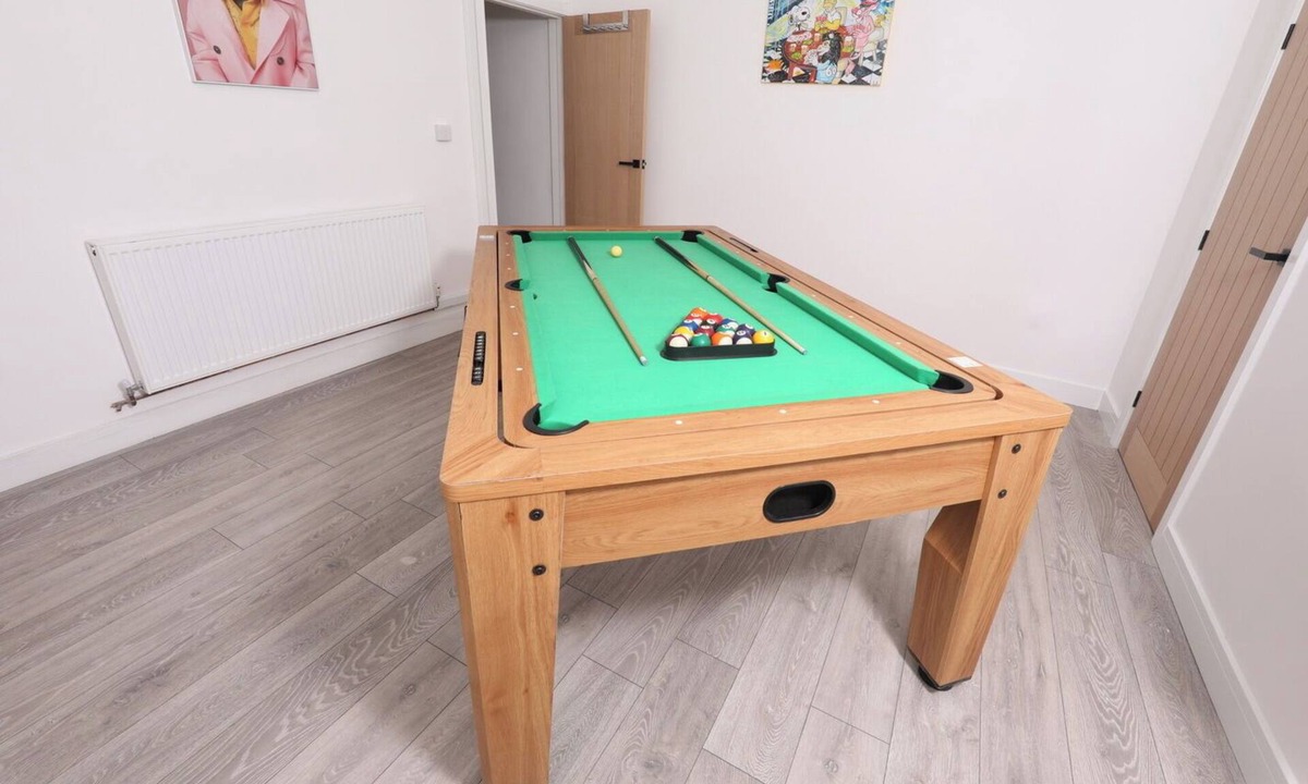 Dinnington House | Spacious 6-Guest Retreat with Pool Table