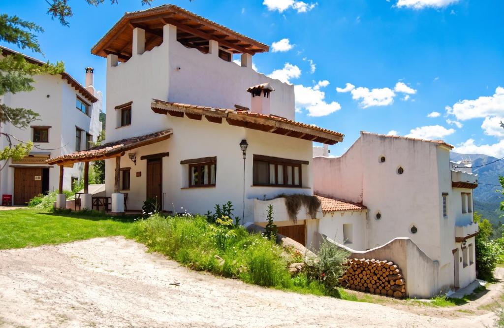 Majada Carrasca Apartment | Spacious Apartment in Yeste with Shared Pool