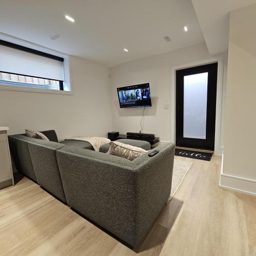 Milton Apartment | Spacious Bright 9ft Ceiling with Private Entrance
