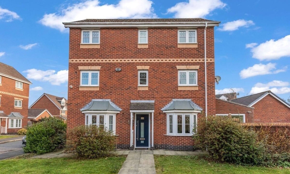 Great Sankey House | Spacious Comfortable 4B Home w en-suites