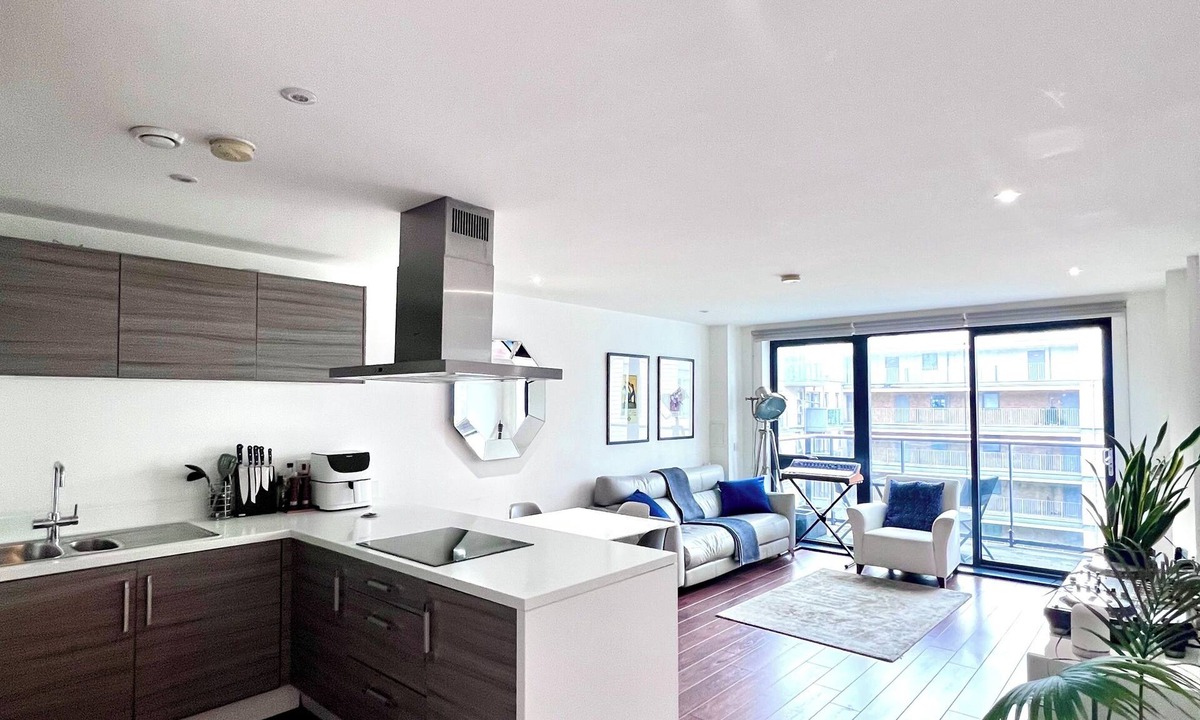Lansbury Apartment | Spacious & Comfortable 2BR | Canary Wharf | Gym, Concierge & DLR/Elizabeth Line