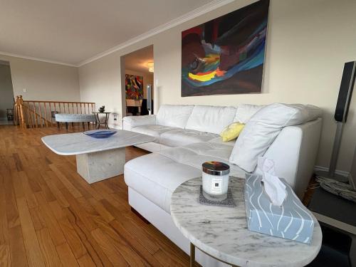North York House | Spacious Cottage Style Home