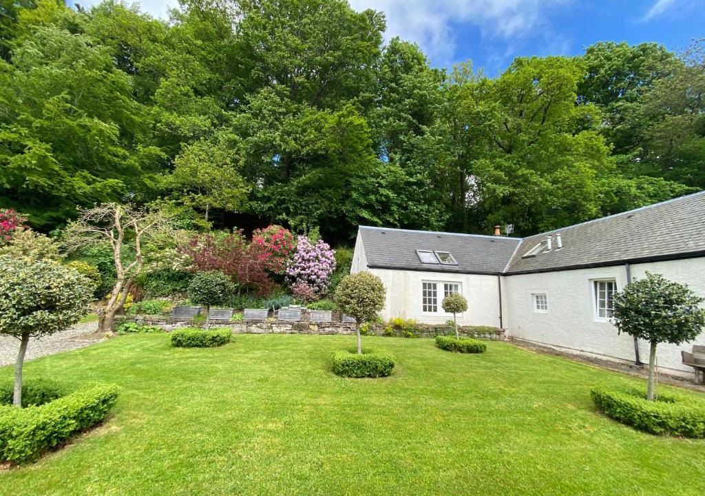 Crieff House | Spacious cottage - walk to Crieff