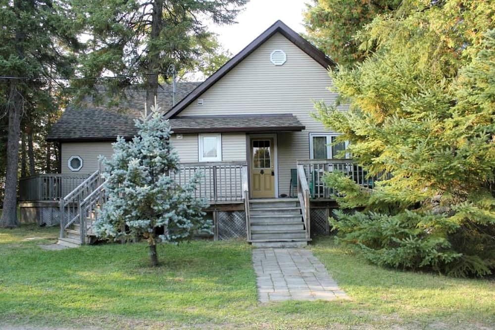 Pleasant Point Cottage | Spacious Family Cottage with Stunning Sunset Views on Sturgeon Lake, Near Bobcaygeon, Ontario