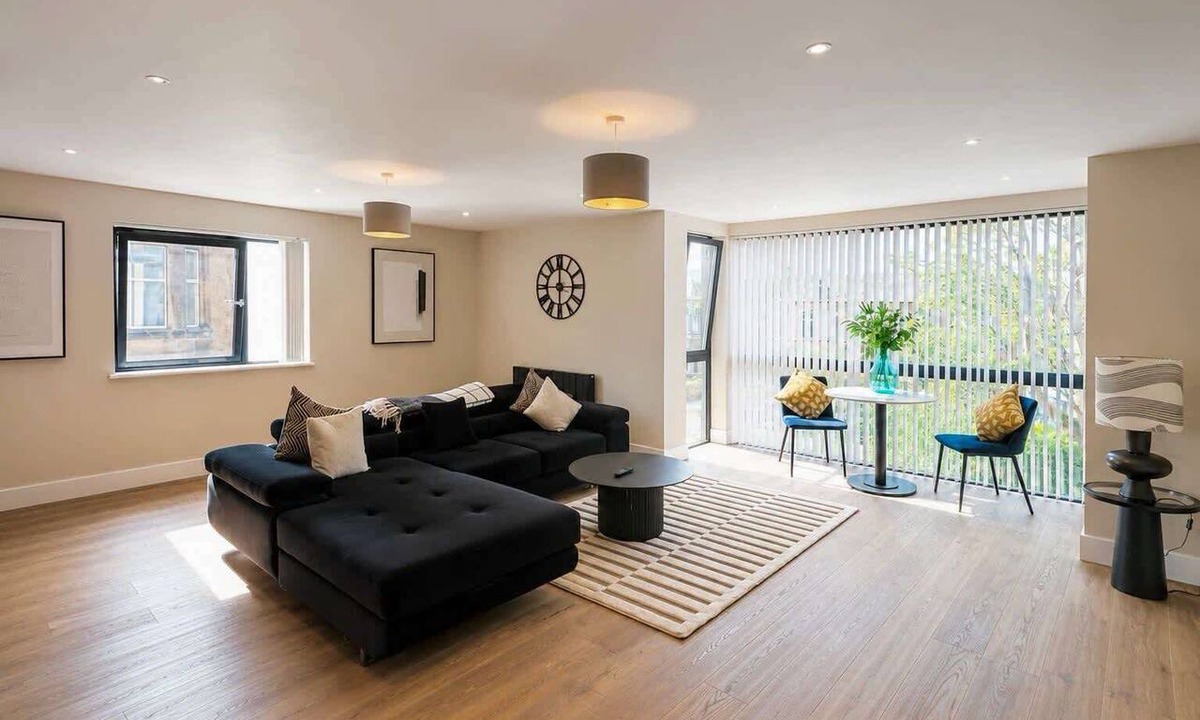 Corstorphine Apartment | Spacious Family Home in Edinburgh with Private Garden
