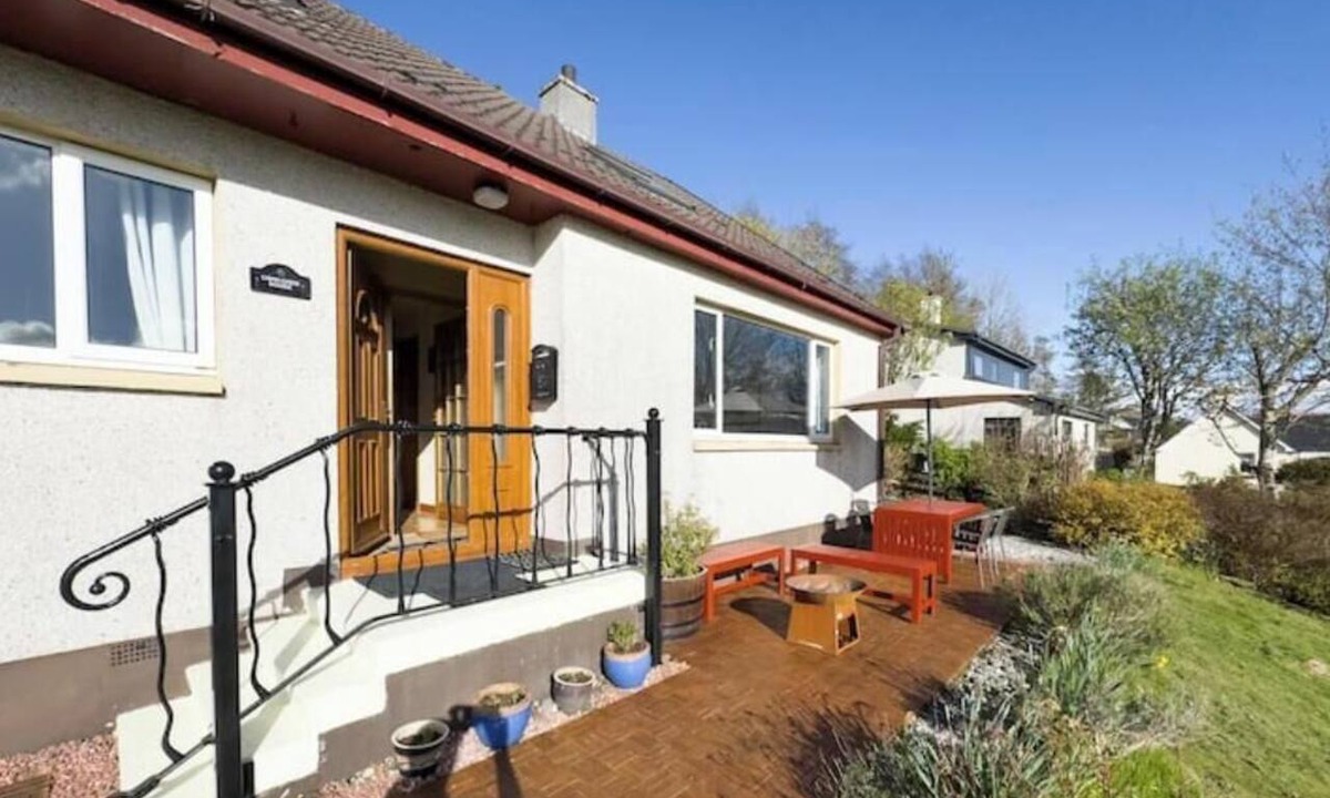 Suladale House | Spacious Family Retreat with Stunning Loch Views near Portree
