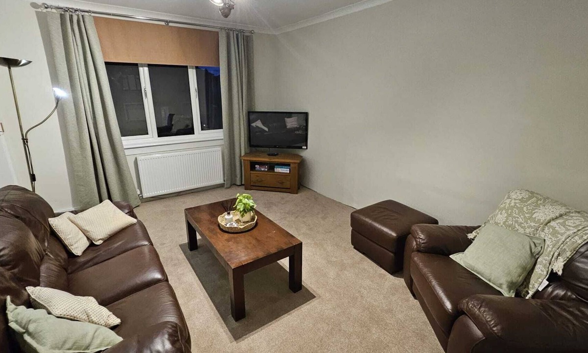 Coatbridge Apartment | Spacious Flat in Coatbridge, Glasgow & Edinburgh train connections