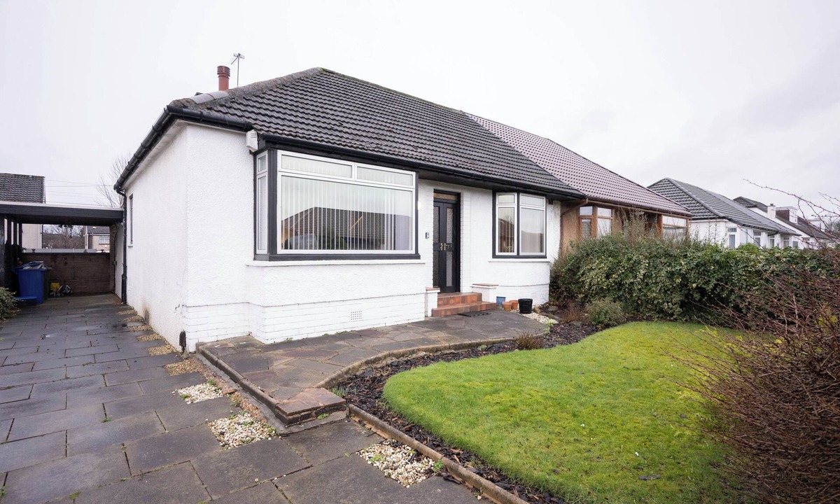 Shieldhall House | Spacious Home | 10 mins to Airport & Braehead - Pass the Keys