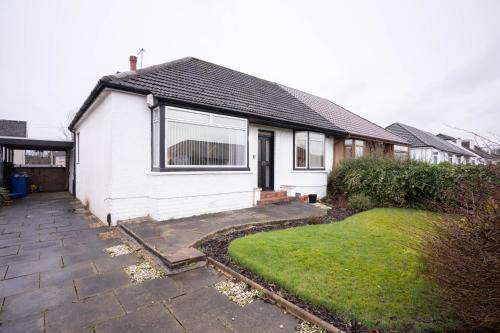 Shieldhall House | Spacious Home 10 mins to Airport & Braehead - Pass the Keys