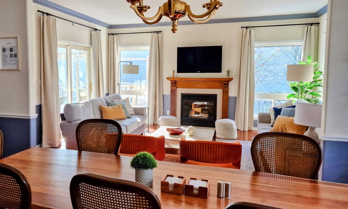 Kingston House | Spacious Kingston 6 Bedrm 3.5 BA Quiet St Near Shops Ideal for Families