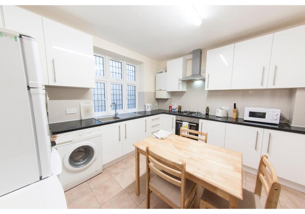 Childs Hill Apartment | Spacious & Quiet 4BR Flat for 8 in Hampstead