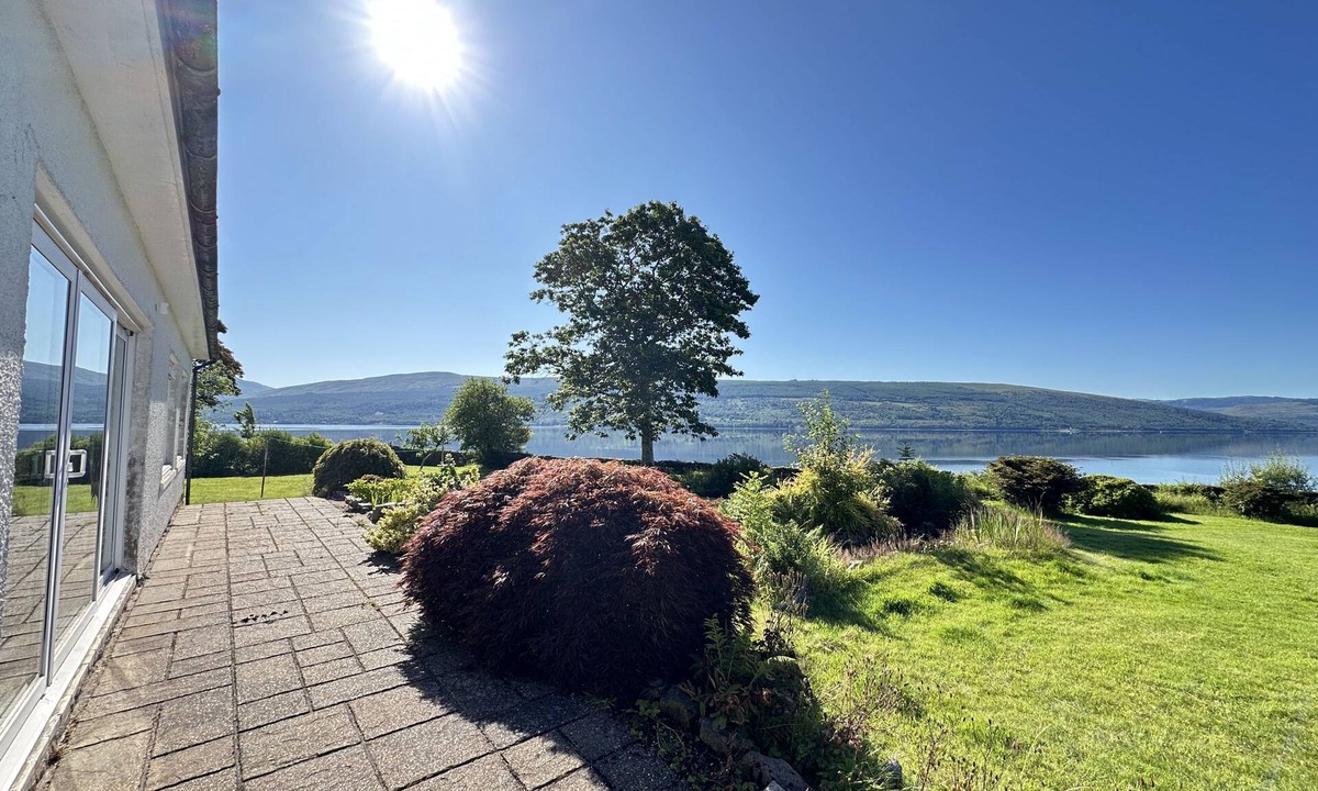 Inveraray Cottage | Spacious Sleeps 10 4 Bedroom Cottage in Inveraray, Fantastic Loch Views and Big Garden