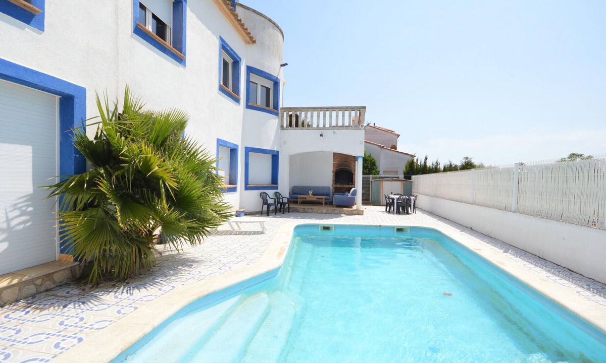 Sant Pere Pescador Villa | Spacious Villa with Pool, Garden, BBQ, A/C, WiFi, Parking - Walk to Beach