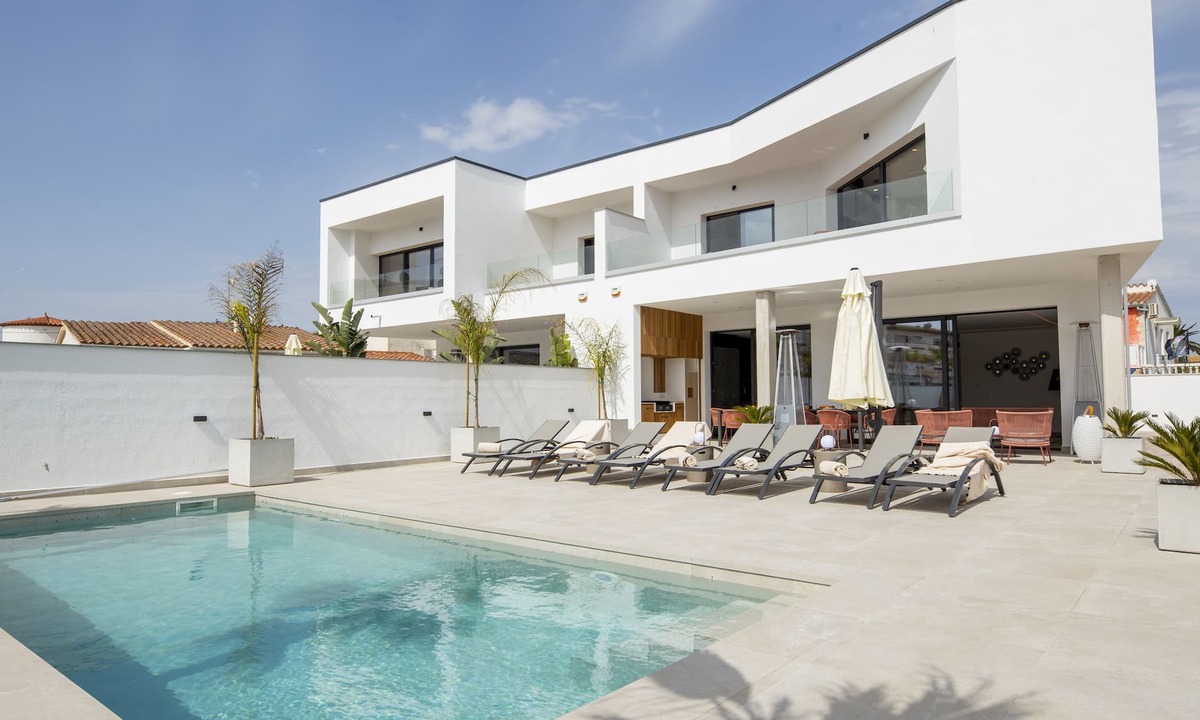 Empuriabrava Villa | Splendid contemporary villa in the city center 3 minutes walk from the beach
