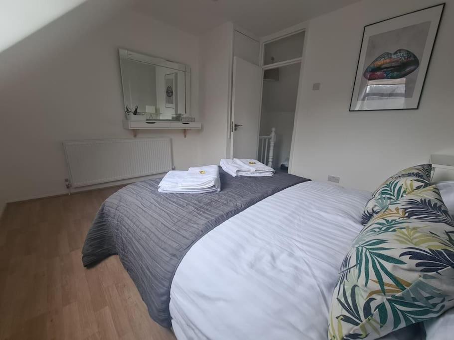 Luton Apartment | Split level luton town center flat