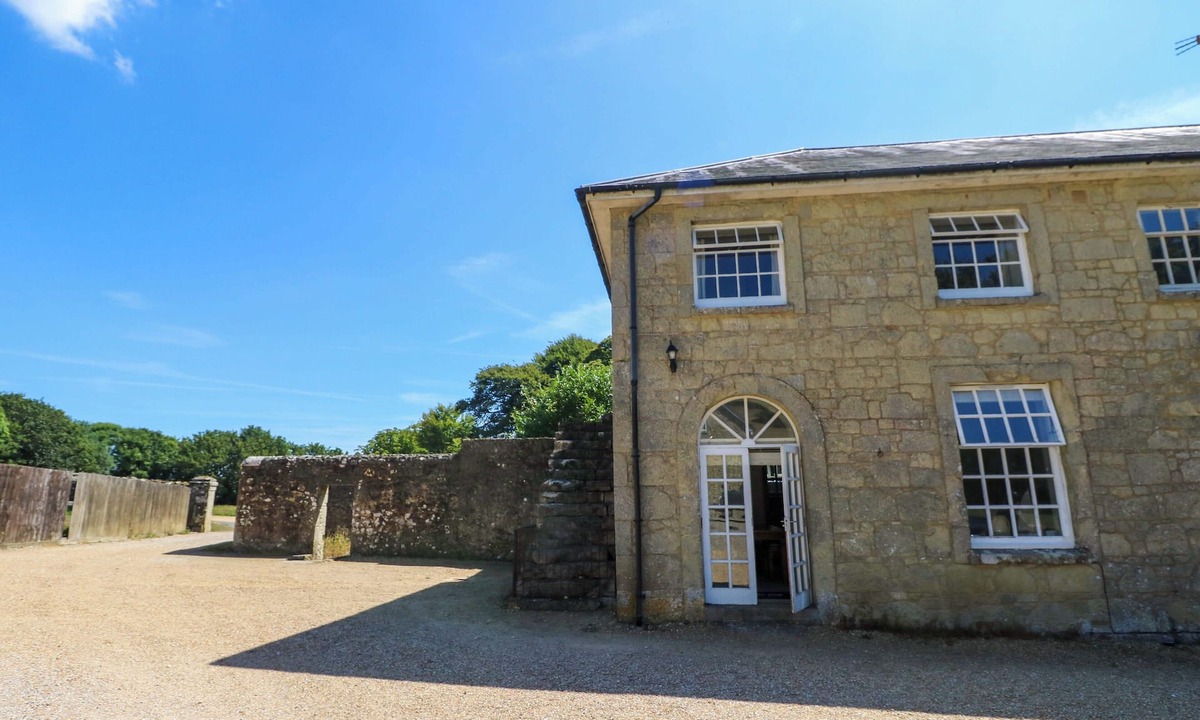 Godshill Cottage | STABLE COTTAGE, pet friendly, with a garden in Wroxall