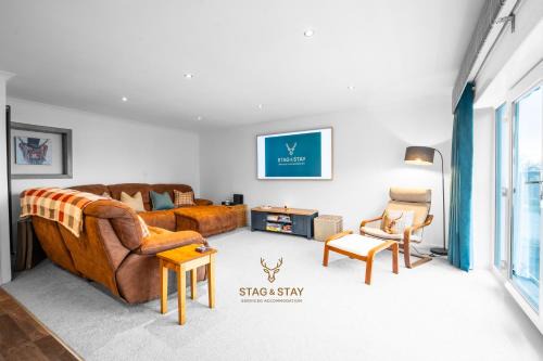 Port Glasgow House | Stag & Stay- Waterlillie - Contractor friendly, Fast WiFi