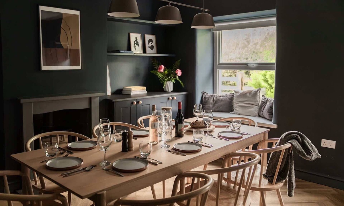 Llangefni House | Stone House for up to 8 · Hot Tub · Anglesey