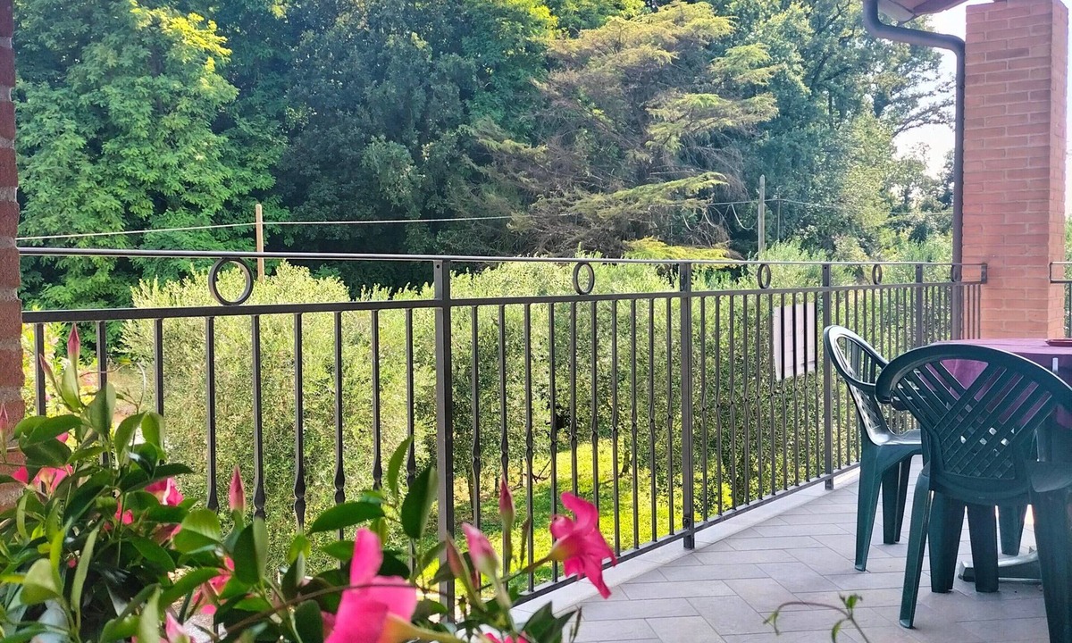Ponti sul Mincio Apartment | Studio Apartment 'La Scarpina Alloggio N 1' with Private Terrace, Shared Garden and Air Conditioning