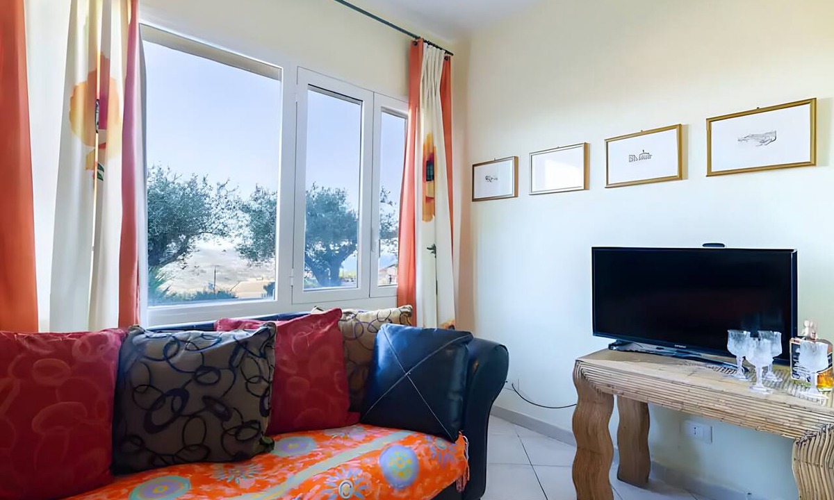 Poggi Apartment | Studio Apartment 'Bellavista' with Sea View, Shared Pool and Wi-Fi