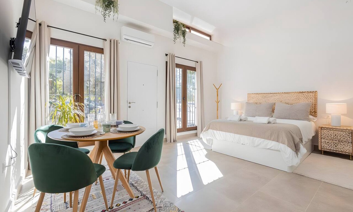 Malaga-Este Apartment | Studio Apartment 'Oasis Del Candado' with Wi-Fi and Air Conditioning