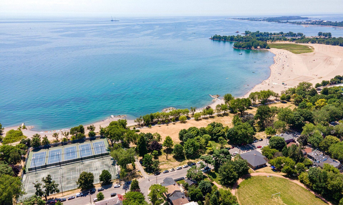 The Beaches House | Stunning 3brm Apartment with rooftop patio in the Beaches Area of Toronto