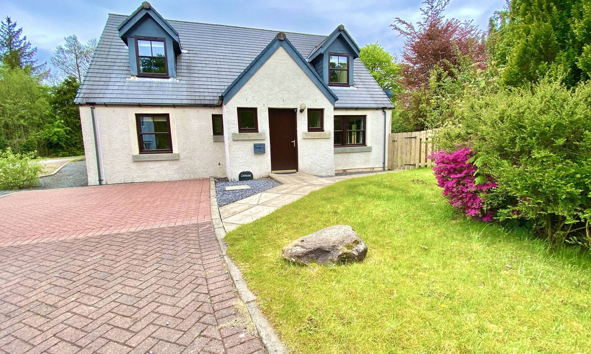 Tarbert Villa | Stunning 4 Bedroom House - sleeps 8. WiFi, SkyQ, Enclosed Garden, Child Friendly