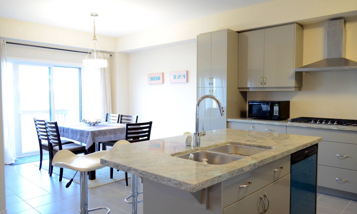 County of Brant House | Stunning 5-bed, 4-bath retreat with gourmet kitchen, Double oven & gas cooktop,