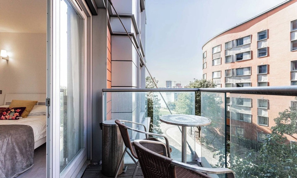 Canary Wharf Apartment | Stunning Canary Wharf Apartment | w/Balcony, Pool, Sauna, Business Suite Access