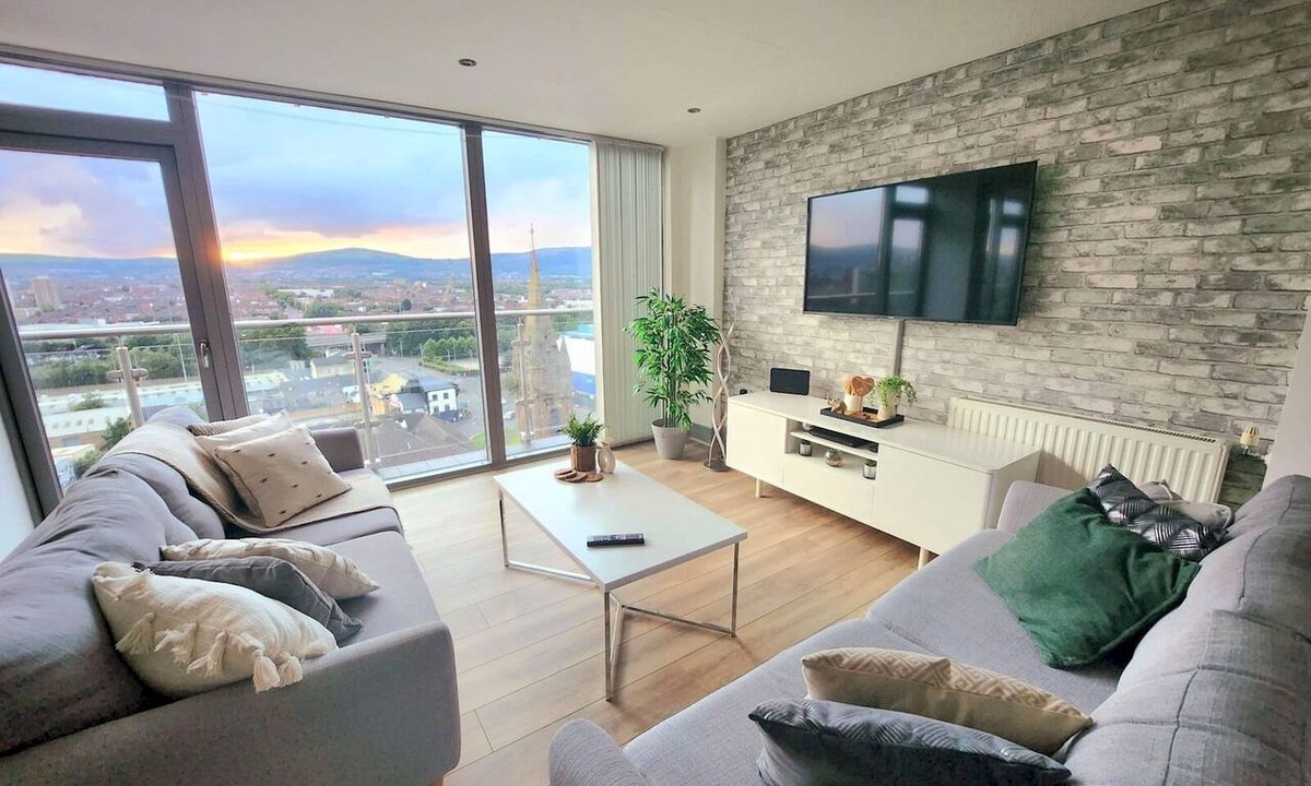 Belfast Apartment | Stunning Penthouse with Balcony | Sunset Views - Pass the Keys