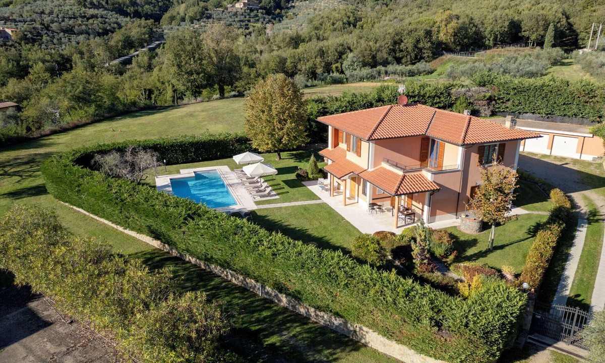 Loro Ciuffenna Villa | Stunning private villa for 11 people with private pool, WIFI, TV, terrace and pets allowed