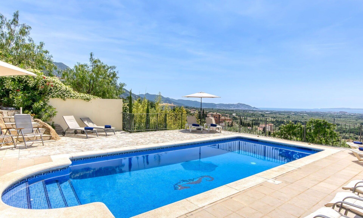 Palau-Saverdera Villa | Stunning private villa for 8 people with private pool, A/C, WIFI, TV and terrace