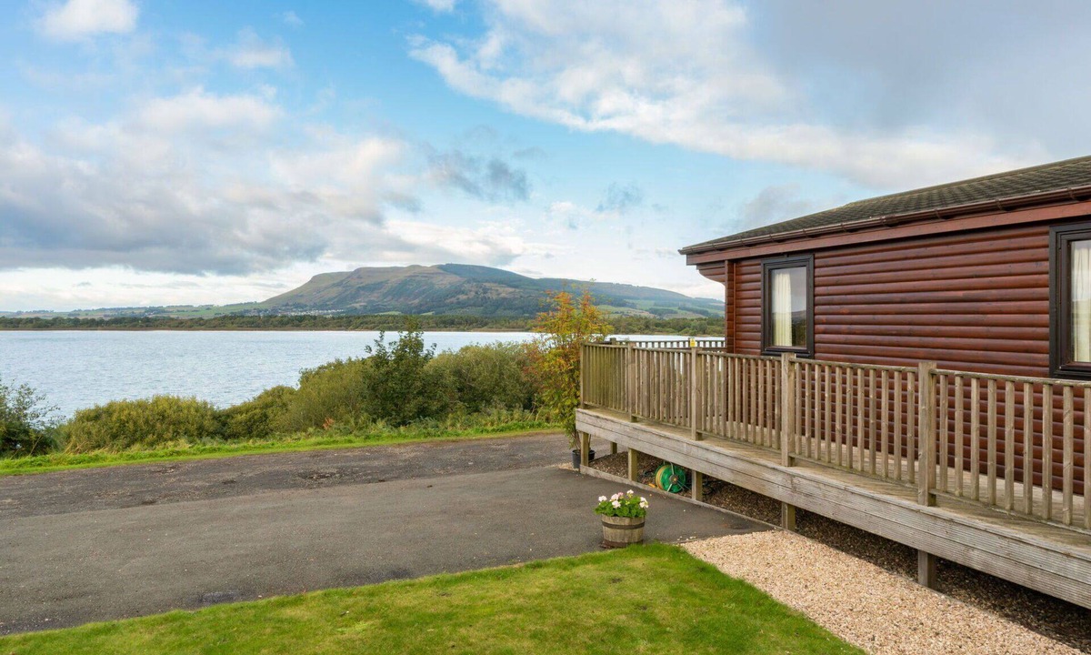 Kinross House | Stunning private villa for 4 people with WIFI, TV, balcony and pets allowed