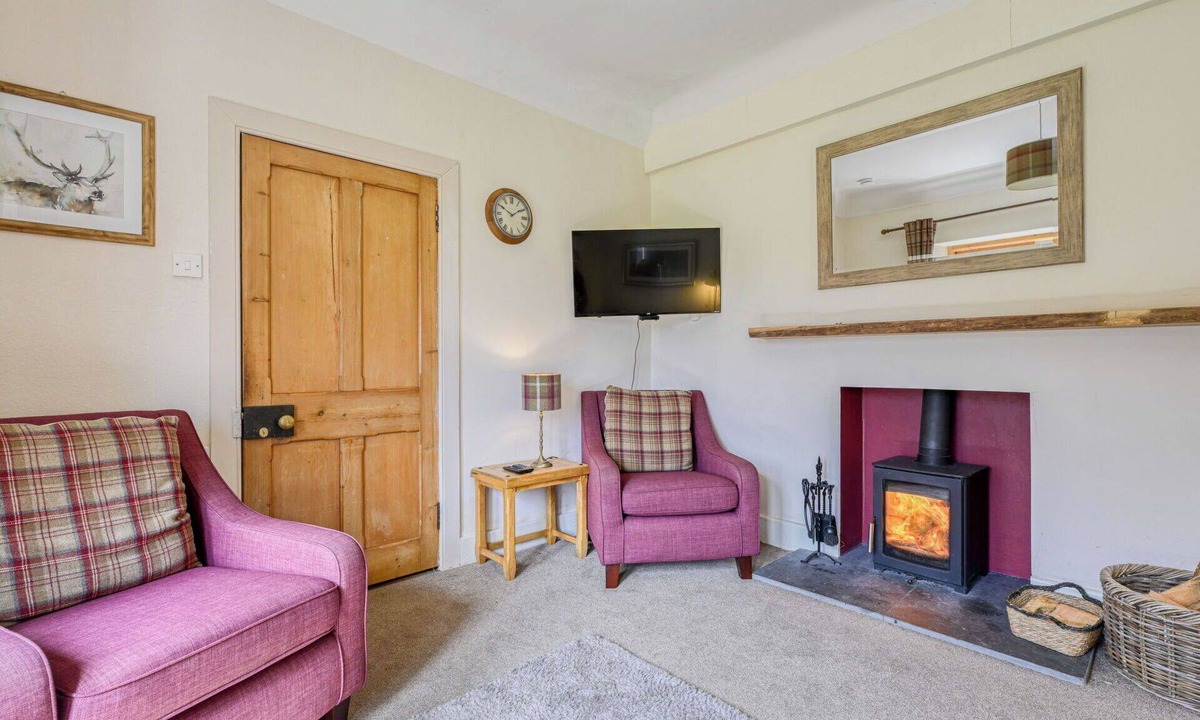 Glen Urquhart House | Stunning private villa for 4 guests with WIFI, TV and panoramic view